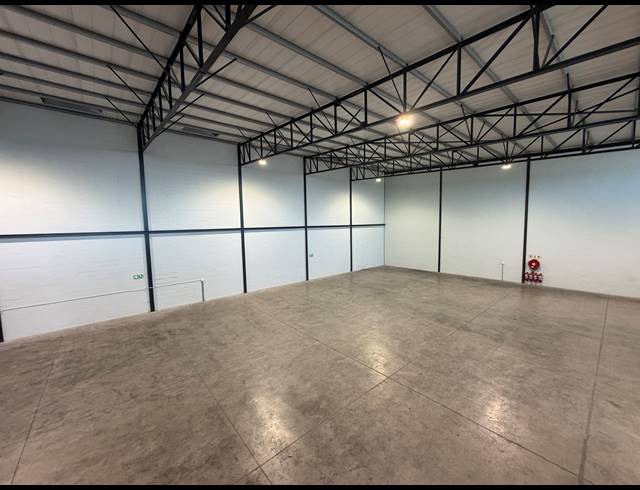 751M² WAREHOUSE TO LET IN STIKLAND INDUSTRIAL